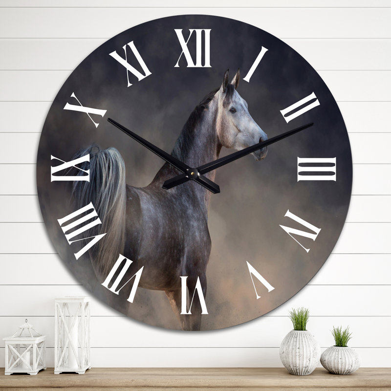 Horloge murale traditionnelle «Gray Arabian Horse Run Free on Desert Dust», Moyen