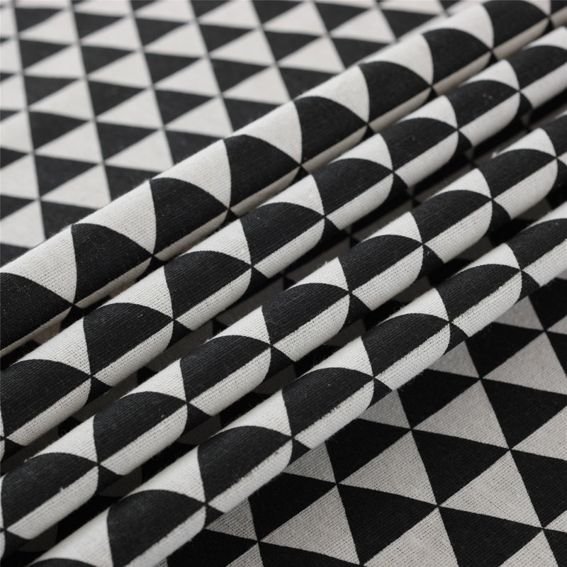 Leydy Triangle Tablecloth, Black