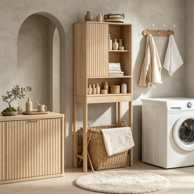 Meuble de rangement pour toilettes de 173 cm (68 po) en bois naturel cannelé, avec porte coulissante et tablette ajustable