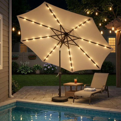 Parasol de patio avec 32 lumières DEL solaires, inclinable et manivelle pour jardin, terrasse, cour et piscine
