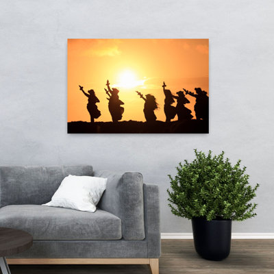 Silhouette de danseurs de Hula au lever du soleil, Molokai, Hawaï, États-Unis