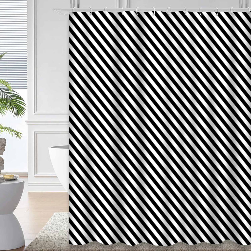 Rideau de douche rayé à lignes noires en diagonale avec 12 crochets, L 72 po x l 84 po