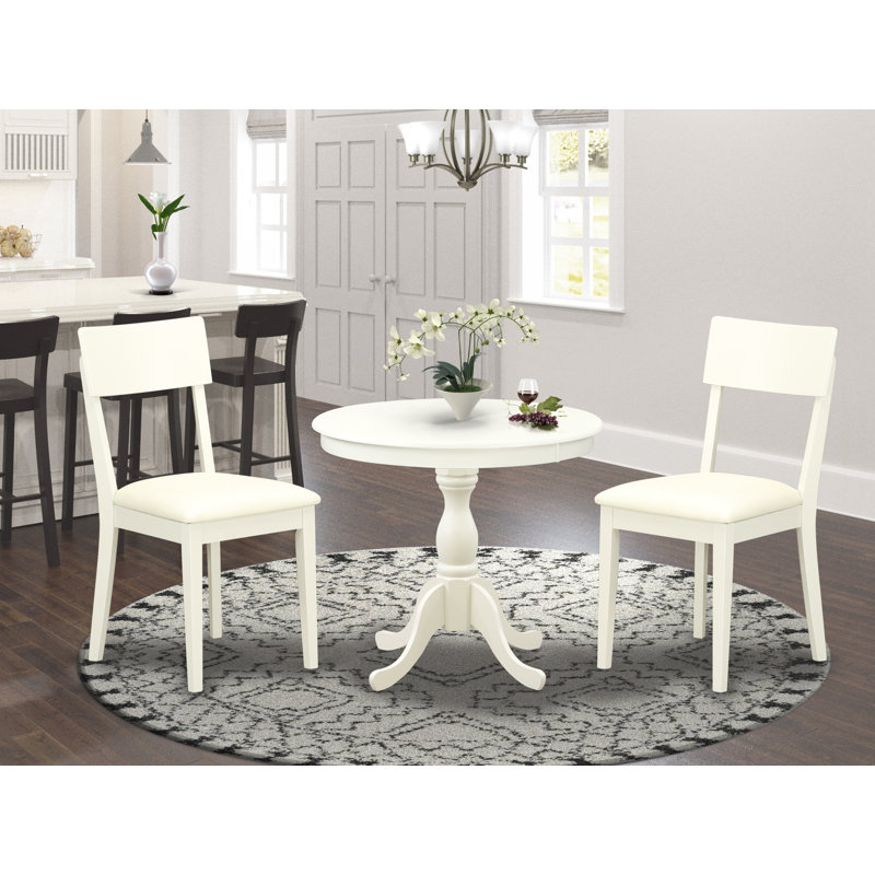 L'ensemble de mobilier de salle à manger 3 pièces comprend une table de cuisine ronde avec piédestal et 2 chaises de salle à manger en similicuir, blanc lin