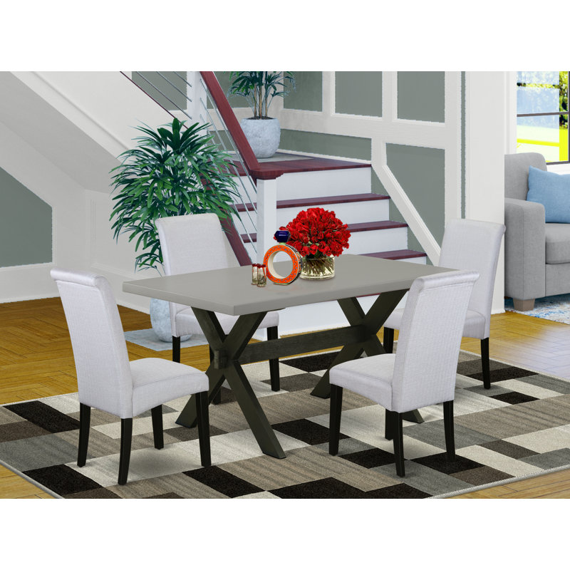 L'ensemble de mobilier de salle à manger 5 pièces comprend une table de salle à manger rectangulaire avec pieds en X et 4 chaises Parsons en tissu gris, noir brossé