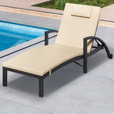 Chaise longue d'extérieur en osier avec coussin et roulettes