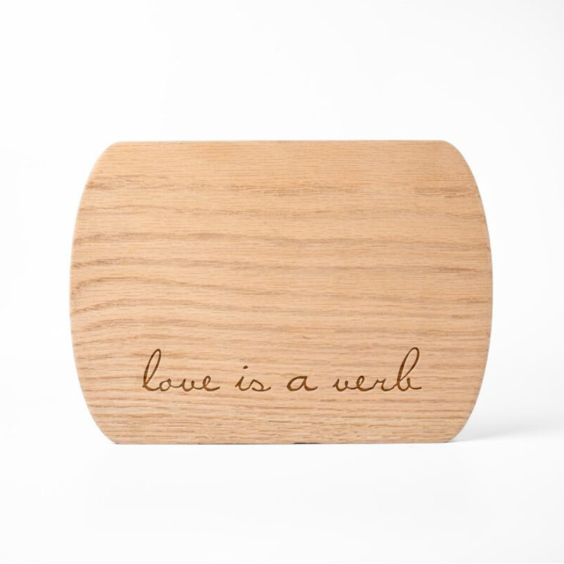 Love is A Verb - planche à découper ovale en séquoia 8 x 11, Bois rouge