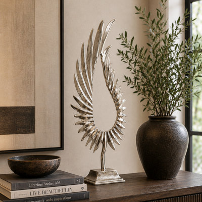 Cornwallis - Grande sculpture en métal à plumes sur une plateforme