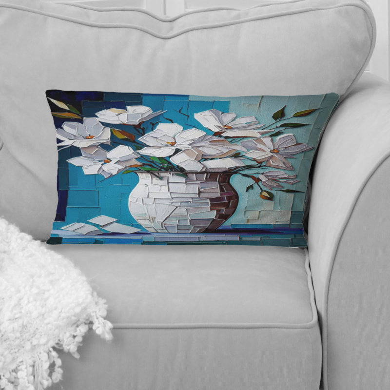 Coussin décoratif à fleurs et fleurs blanches sur fond bleu I