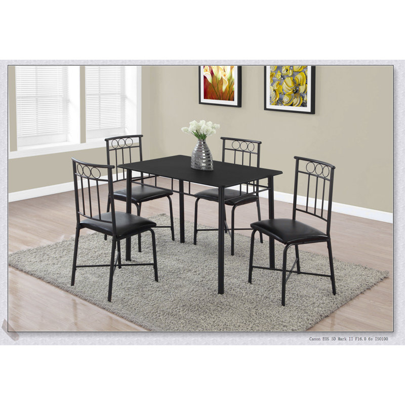 Ensemble de table de salle à manger compact 5 pièces avec structure en métal noir et chaises en similicuir, parfait pour les petits espaces et les intérieurs modernes