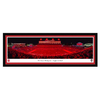 NC State Wolfpack - Light It Red! par James Blakeway - Photographie avec cadre