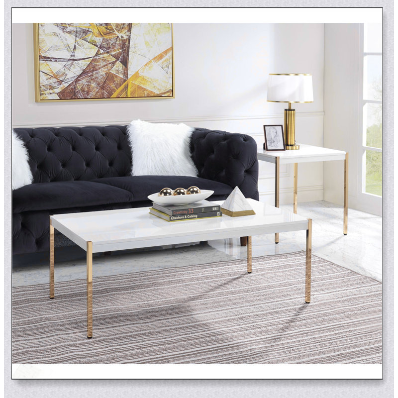Table de bout carrée avec pieds en métal, design minimaliste moderne pour un décor polyvalent et élégant.