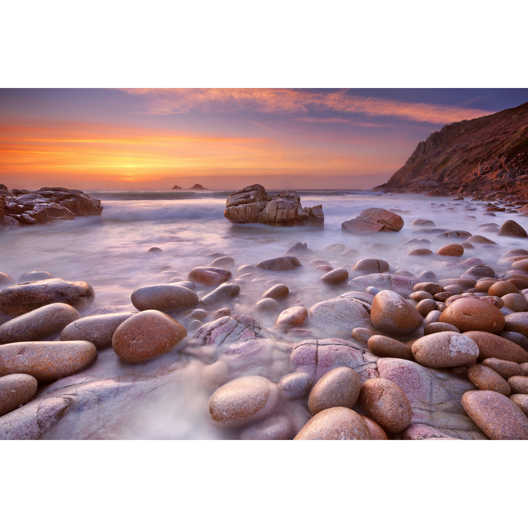 Felsiger Strand bei Sonnenuntergang