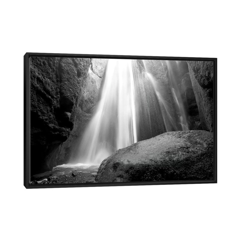 « cascade », reproduction de photo sur toile, H 18 po x l 26 po x P 1,5 po, Toile avec cadre noir