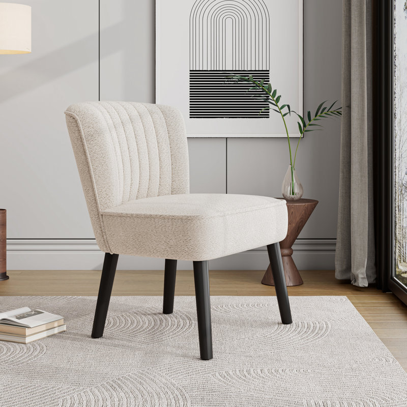 Chaise de couleur blanche - élégante et pratique pour les petits espaces