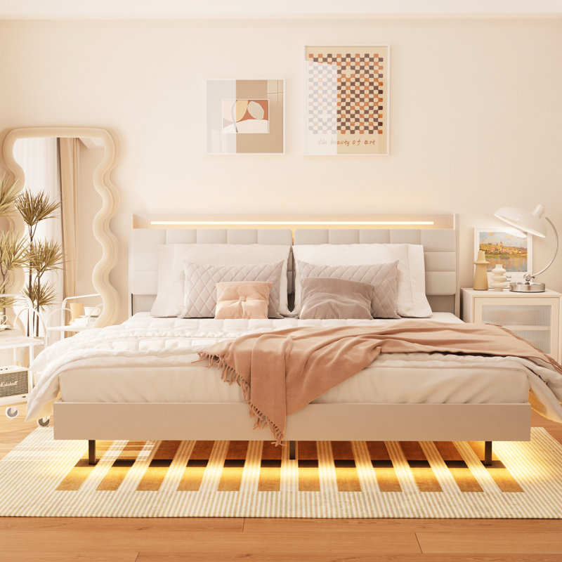 Structure de lit pour grand lit beige avec éclairage à DEL, compartiment de rangement et installation de charge, douille cachée, velours rembourré