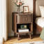 Ensemble de 2 tables de chevet modernes en noyer cannelé de style Mid-Century avec station de charge, tables de chevet de chambre à coucher avec portes tambour rondes, armoire de rangement et tables de bout à tablette ouverte-2106101943-2106101942