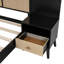 Cadre de lit noir en bois massif avec 2 tables de chevet et lampes utiles, mélange pour une chambre à coucher calme. Construction stable, tendance
