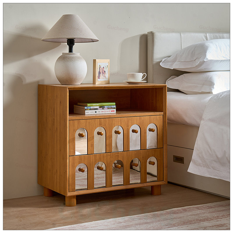 Table de chevet moderne à deux tiroirs avec station de charge intégrée et façades en miroir pour plus de commodité et de style