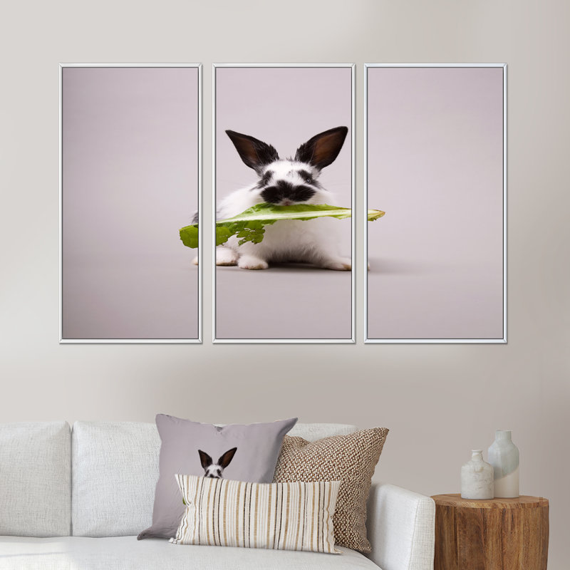 Lapin noir et blanc avec feuille verte - ensemble d'art mural sur toile traditionnel encadré de 3, H 32 po x l 48 po x P 1 po