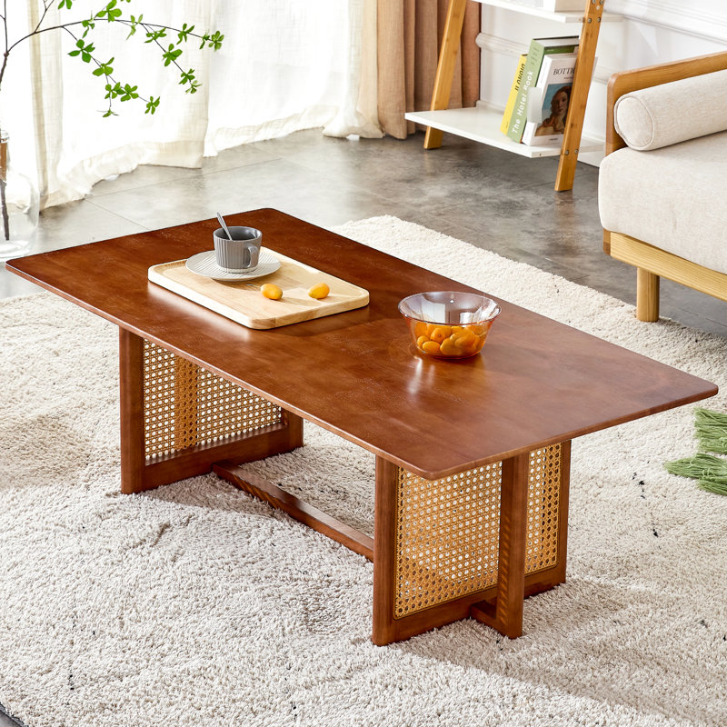 Petite table basse en bois massif avec table basse décorative de couleur noyer riche