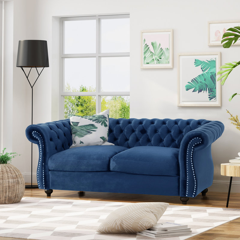 Fauteuil élégant à accoudoirs roulés en velours bleu marine classique avec bordure cloutée et capitonnage profond