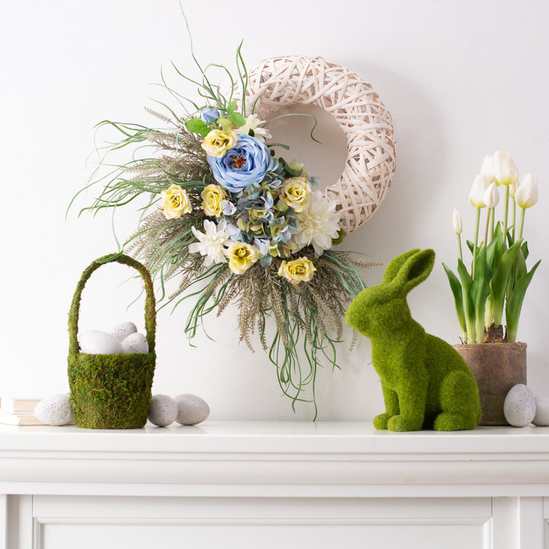 Bay Breeze - Couronne en osier blanc avec rose bleue, hortensia, dahlia et couronne de printemps