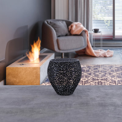 Table d'appoint en aluminium noire: Rehaussez votre décor moderne et contemporain Table noire: Construction For A Vibe