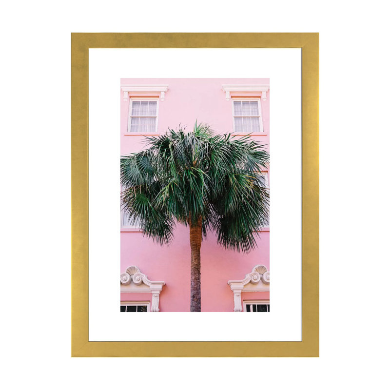 « Charleston rose » par Bethany Young, reproduction de photo, H 32 po x l 24 po x P 1 po, Papier encadré doré, Blanc