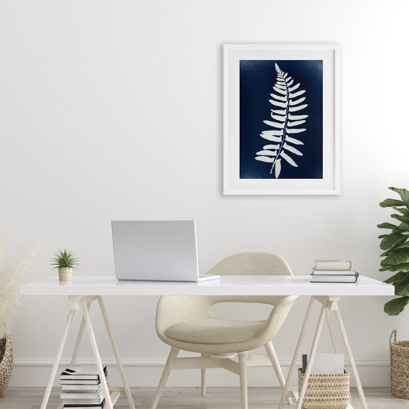 Feuille de fougère sur fond indigo, impression par Lynn Byrd, Cadre blanc côtier, H 23 po x l 17 po