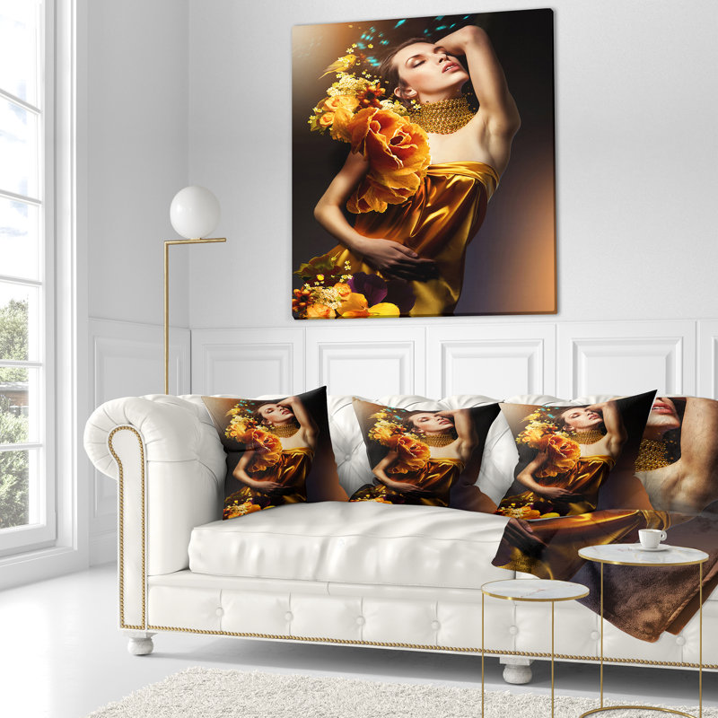 Femme en robe jaune - Coussin décoratif imprimé Street Art