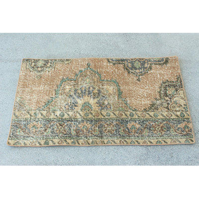 Tapis en laine tissé à la main avec un design traditionnel turc Oushak pour les petits espaces et la décoration intérieure dans une teinte brune luxueuse