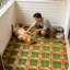 Carreaux de terrasse en gazon artificiel et en bois d'acacia (paquet de 30, 12 po x 12 po) - Planchers hybrides intérieur / extérieur pour patio, balcon et pelouse - Installation facile par encliquetage, sans outils, toutes saisons et animaux de compagnie