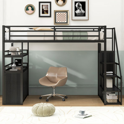 Lit mezzanine avec tablettes, escalier et garde-robe, parfait pour un usage peu encombrant et multifonctionnel dans les chambres ou les dortoirs