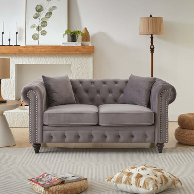 Canapé chesterfield de conception moderne, canapé modulaire en velours pour le salon, capitonné à boutons avec accoudoirs cloutés avec 2 coussins, tissu rembourré et pieds en bois