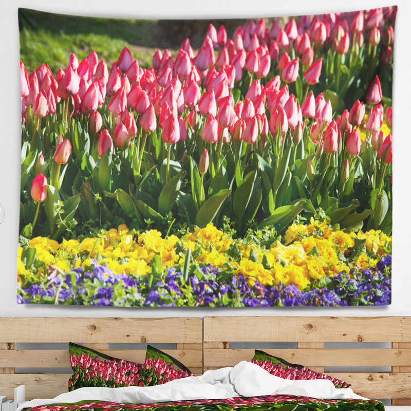 Tapisserie rouge avec des fleurs jaunes et mauves, H 68 po x l 80 po