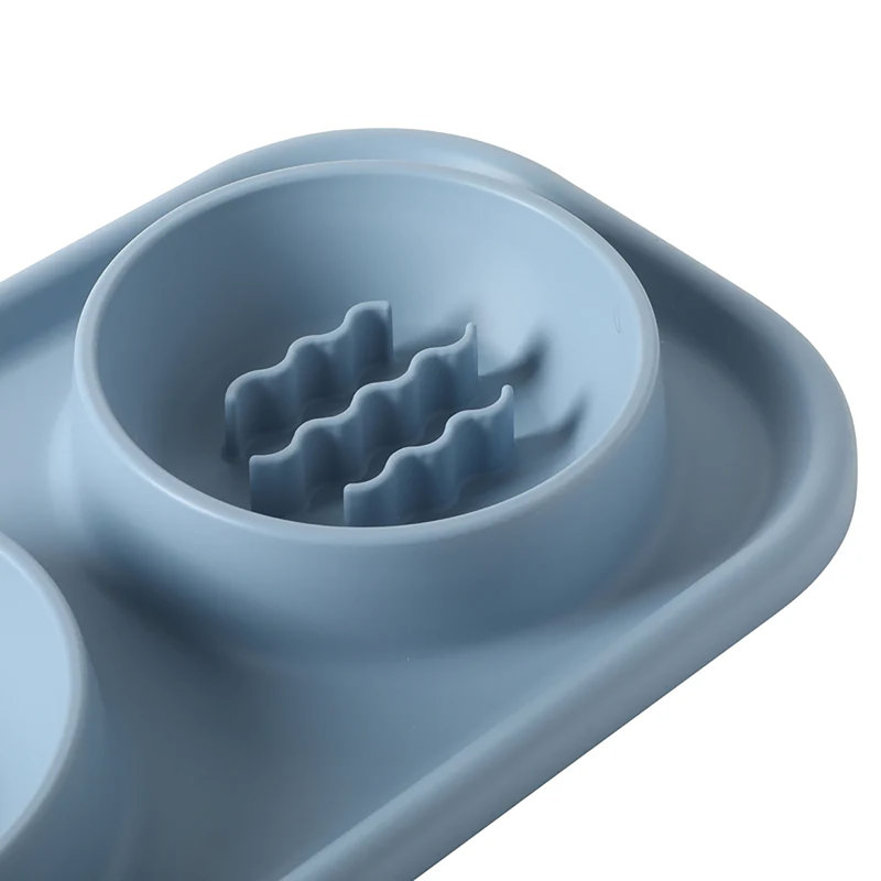Distributeur de croquettes en silicone Gibson Home de 38,7 cm (15,25 po) avec insert en acier inoxydable sur tapis en silicone bleu