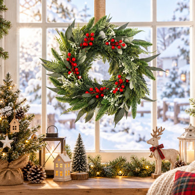 Couronne de Noël artificielle 24 po avec baies rouges, oreille d'agneau et feuillage mélangé à feuilles persistantes, couronne de maison de campagne rustique pour décor de manteau de cheminée des Fêtes