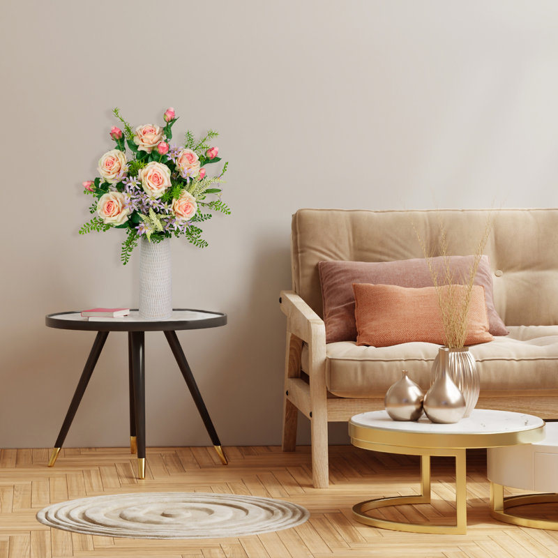 Toucher les tiges artificielles roses, Rose