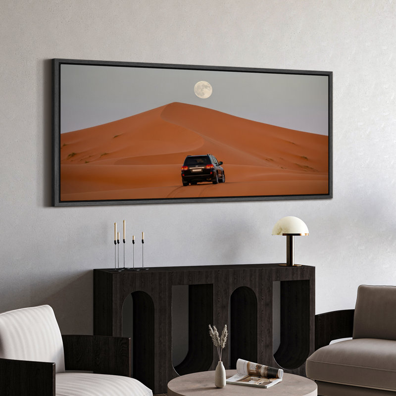 «Off-Road SUV in Desert Under Full Moon», art mural sur toile - Photographie de paysage d'aventure pour espaces modernes ou rustiques