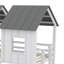 Lit superposé simple au-dessus d'un lit simple de style maison avec glissade et fenêtre