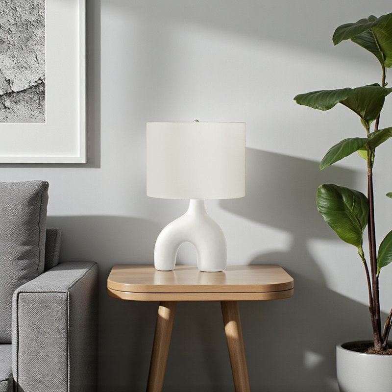 Lampe de table standard en céramique blanche à abat-jour ivoire Rayna, H 24,98 po x l 16,23 po x P 10,83 po