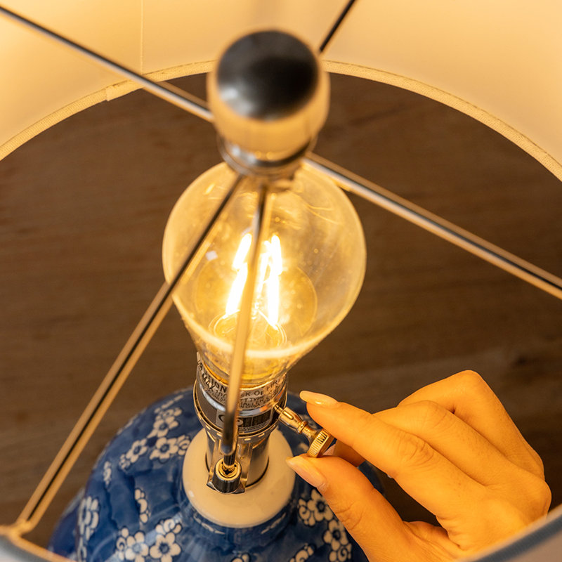 Lampe ronde bleue et blanche à deux niveaux