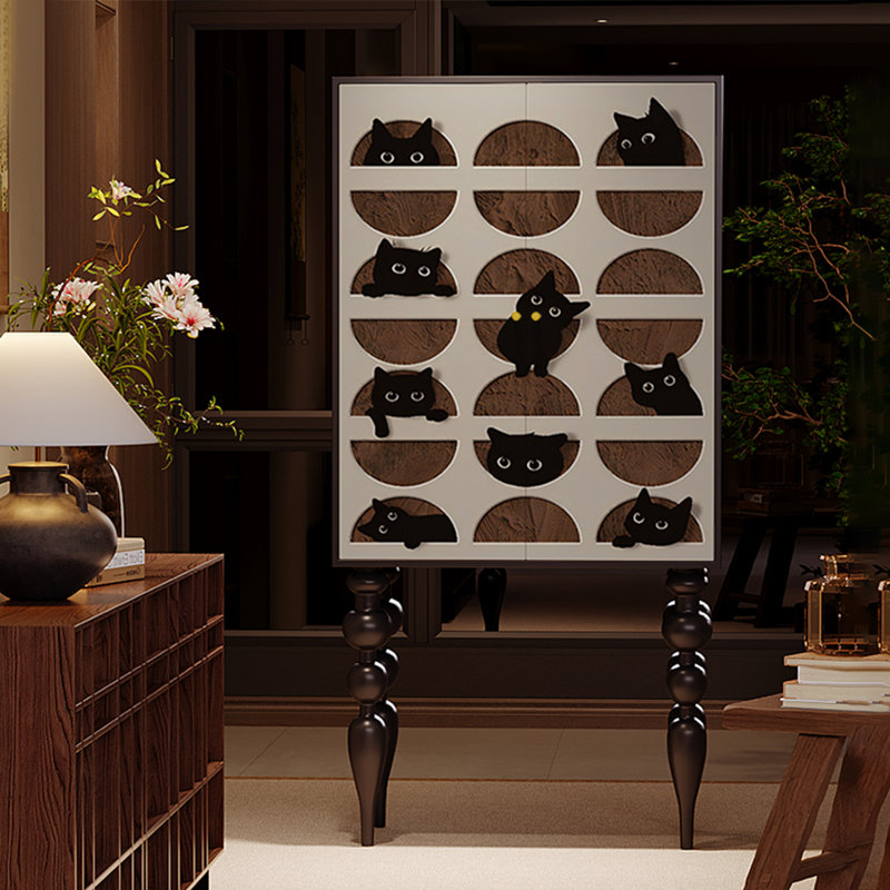 Armoire d'appoint à pieds hauts dans le salon
