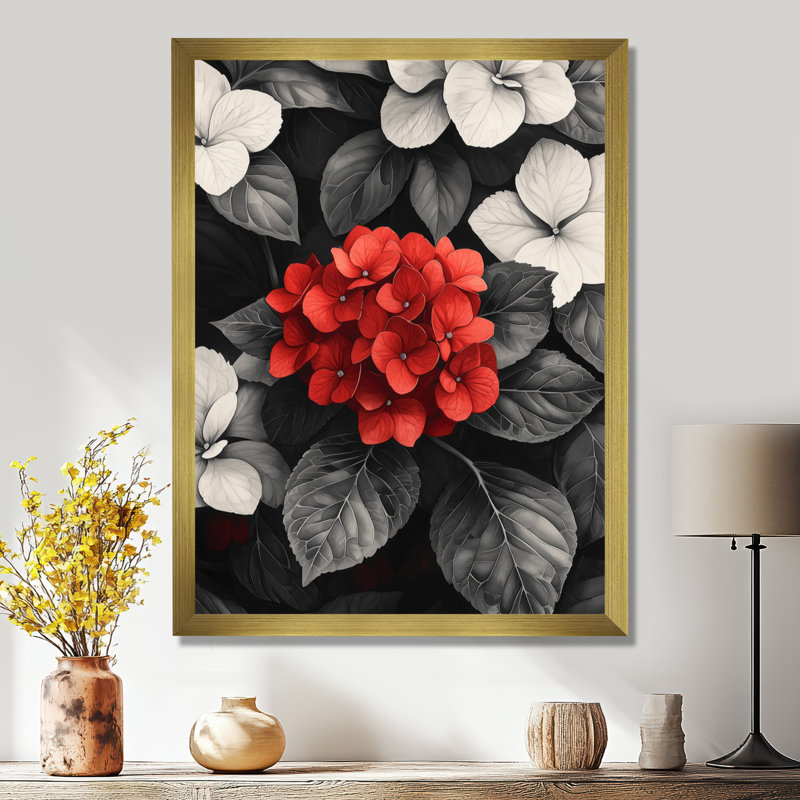 Hortensias monochromes avec décor de pétales rouges II - art mural floral, H 32 po x l 24 po, Doré, Picture Framed