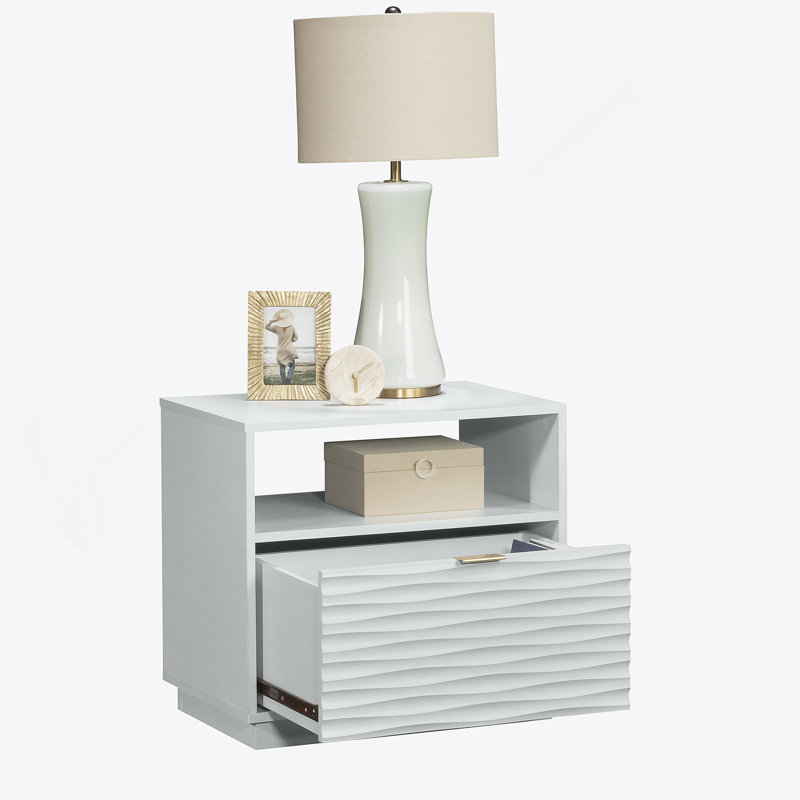 Table de chevet moderne à finition blanche avec quincaillerie dorée et rangement spacieux, parfaite pour les petits espaces et les décors élégants.
