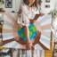 Toile, "Vibrant Illustration" mettant en vedette des mains variées de tons de peau variés s'emboîtant autour d'un globe stylisé sur toile-1401710484