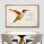 Art mural IDÉE4WALL, impression sur toile encadrée «Alive & Well», colibri, portrait et typographie, oiseaux, animaux, techniques mixtes, Pop Art, rustique, coloré, ultra pour le salon, la chambre à coucher et le bureau - 24 po x 36 po - Naturel
