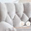Fauteuil à oreilles capitonné avec accoudoirs roulés et coussins épais.-309566089