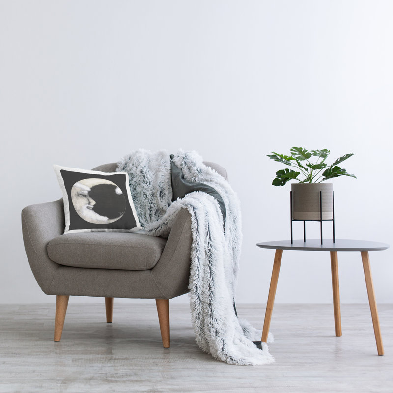 Conception détaillée du coussin décoratif imprimé croissant de lune par Julie Norkus