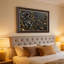 Art mural sur toile noir et doré avec des accents dorés tourbillonnants-653924822